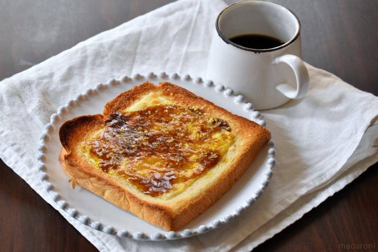 皿にのせたカレーチーズトーストとコーヒー