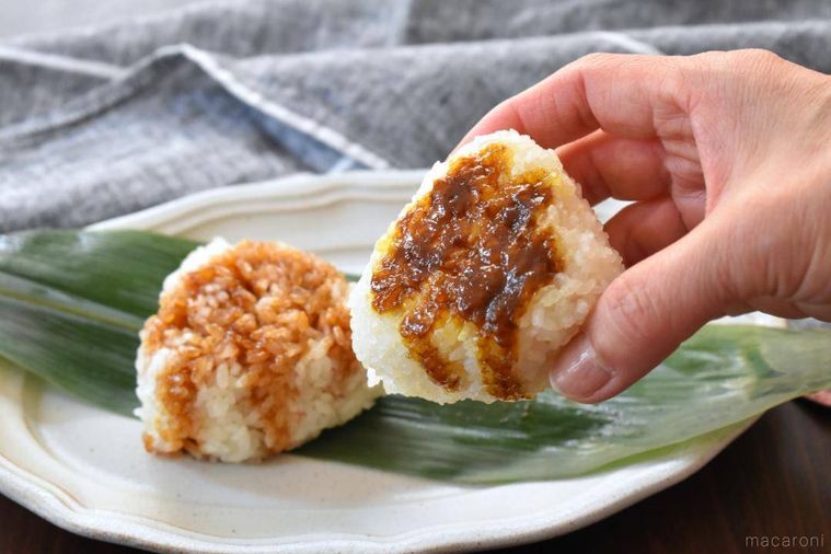手に持ったカレー味の焼きおにぎり