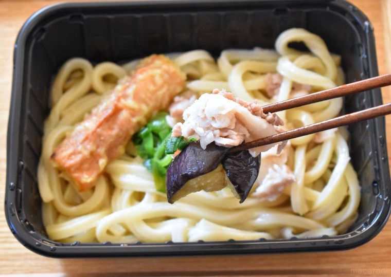 箸で持ち上げたゆで豚と揚げなす