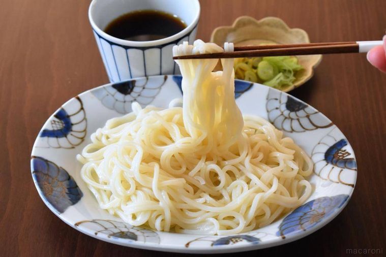 箸で持ち上げた冷たいうどん