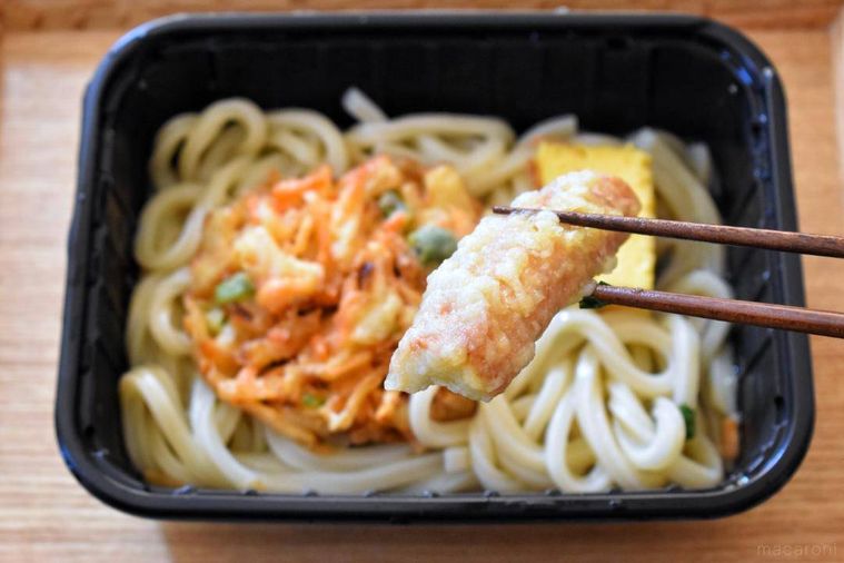 箸で持ち上げたちくわ天