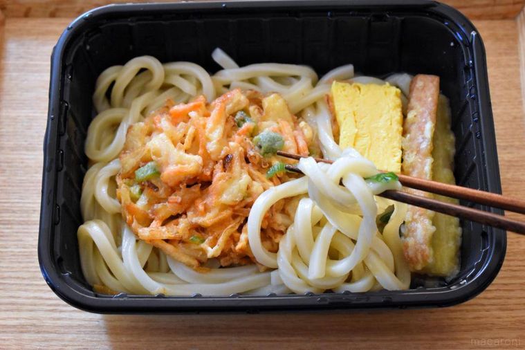 箸で持ち上げたうどん
