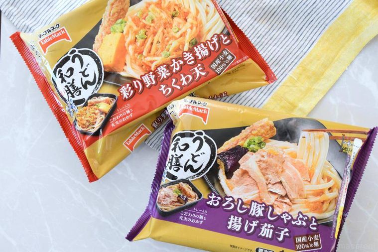 テーブルに並べたうどん和膳2種のパッケージ