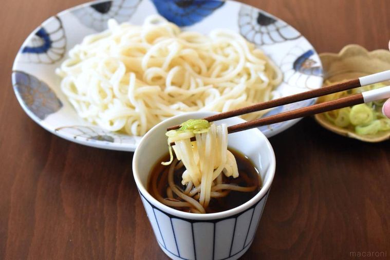つゆをくぐらせた冷たいうどん