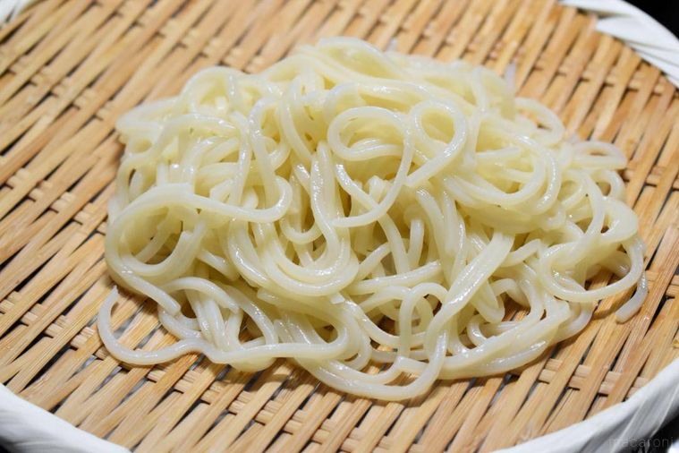 ざるで水切りをしたうどん