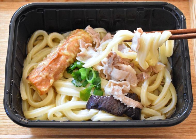 箸で持ち上げたうどん
