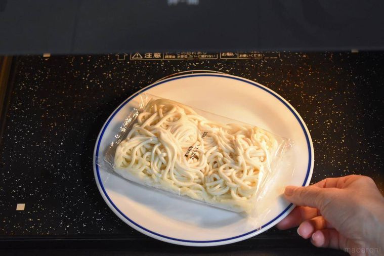 皿にのせて電子レンジに入れた冷凍うどん