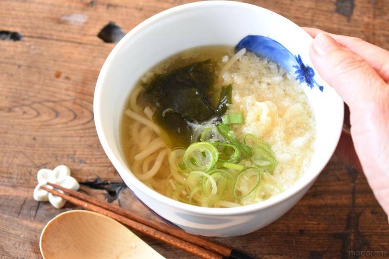 わかめ、刻みねぎ、天かすをのせた温かいうどん