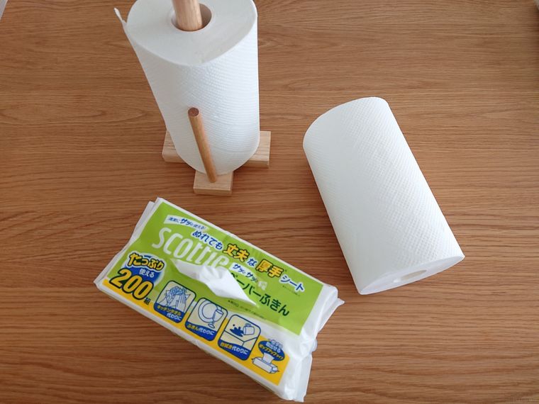 机の上にボックス型とロール型のキッチンペーパーが置かれている