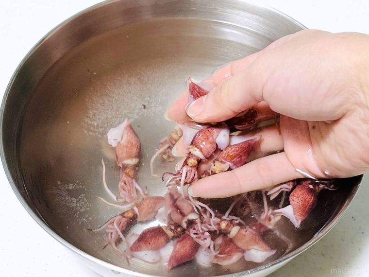 ボイルほたるいかを塩水で洗っている様子