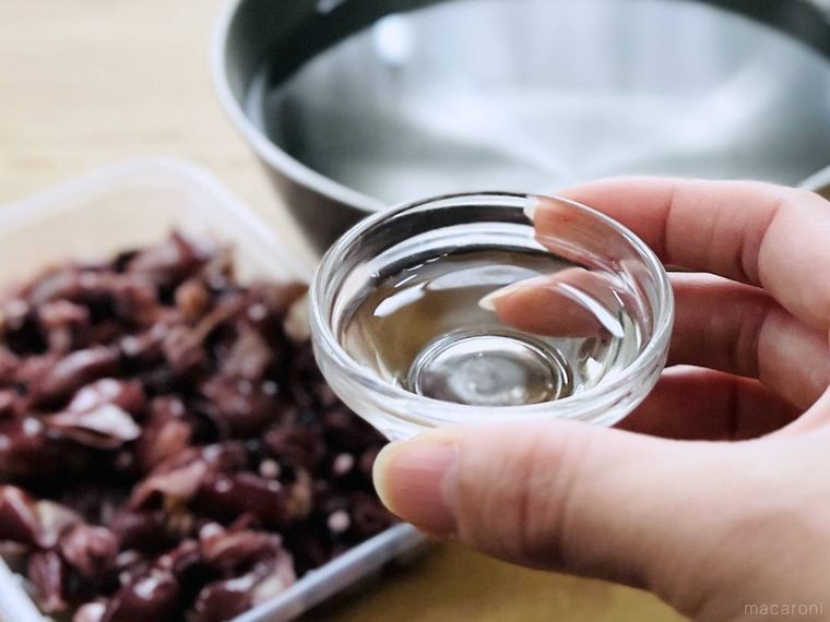 料理酒が入った器を手で持っている様子