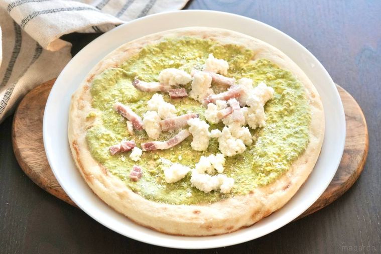 白い皿にのった冷凍のジェノベーゼピザ