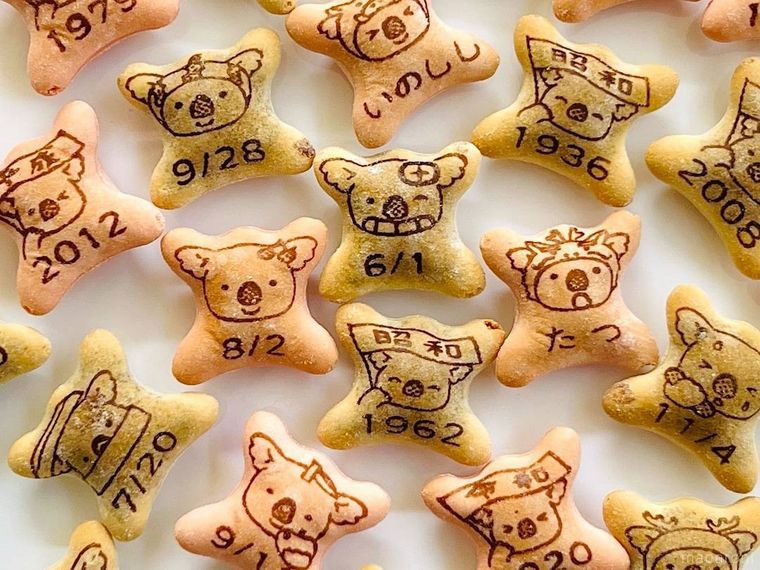 白い皿にコアラのマーチの中身を並べた様子