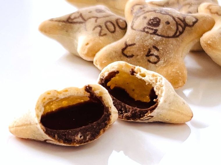 コアラのマーチ全粒粉ｉｎ旨ビスを半分にカットした様子