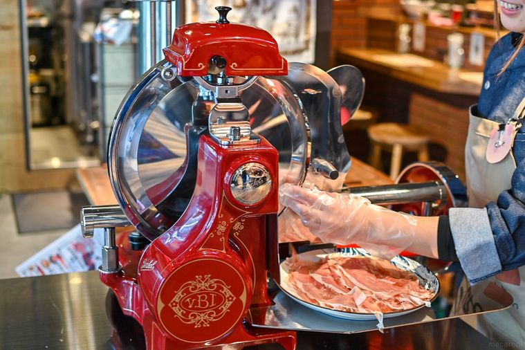 生ハムをカットしているところ