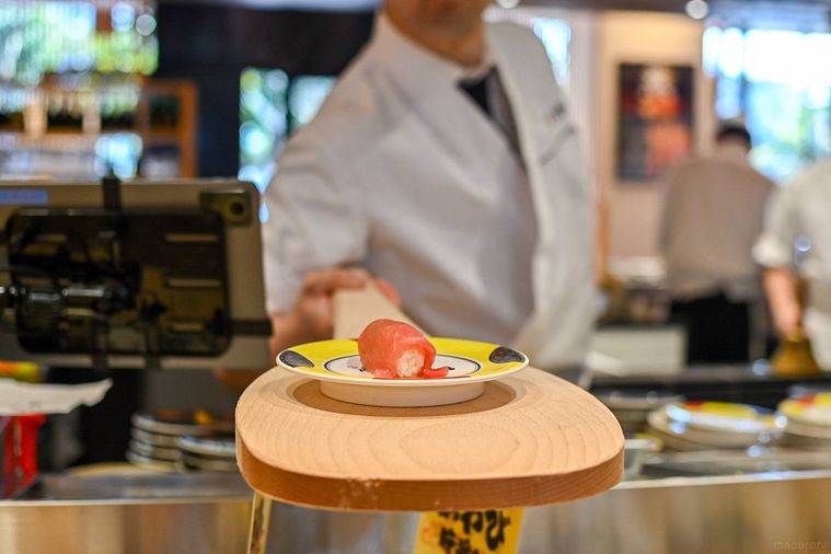 大きなしゃもじで寿司を出しているところ