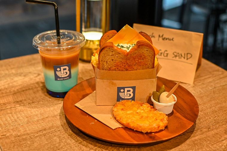 トーストサンドとドリンク