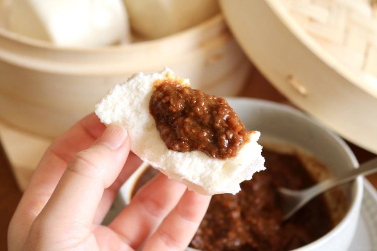 マントウにキーマカレーをのせている