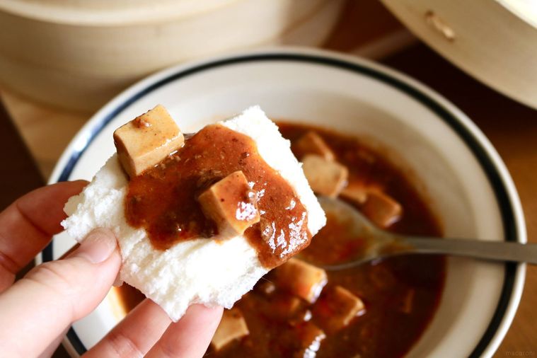 マントウに麻婆豆腐をのせている