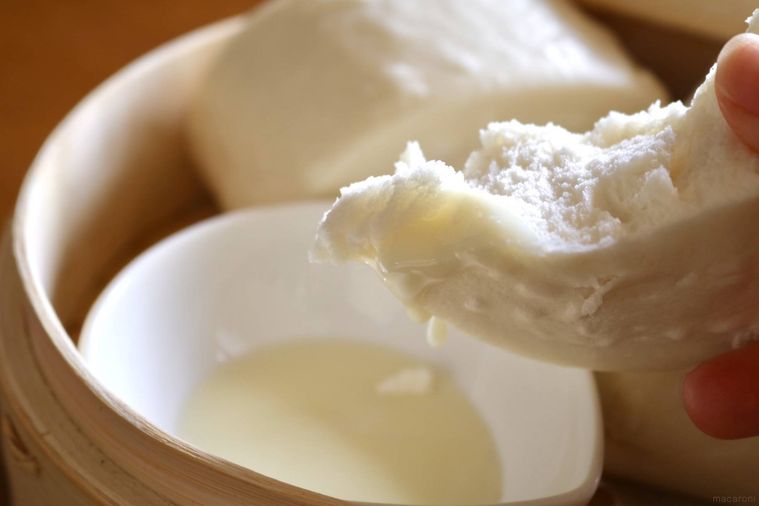 練乳を付けている手元