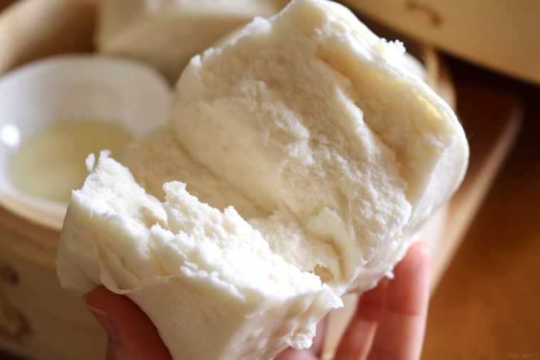 マントウを割いている様子