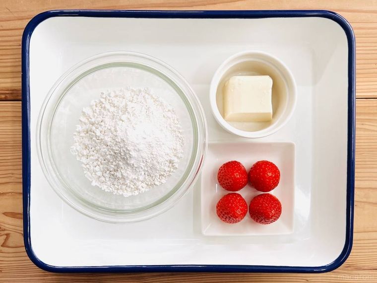 白玉粉、絹豆腐、いちごをバットに並べた様子