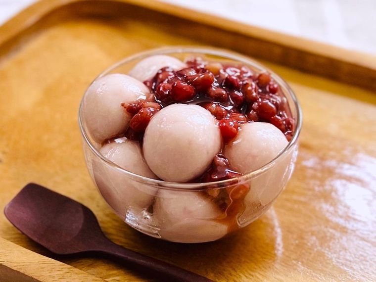 いちご白玉とゆであずきをガラスの器に盛り付けた様子