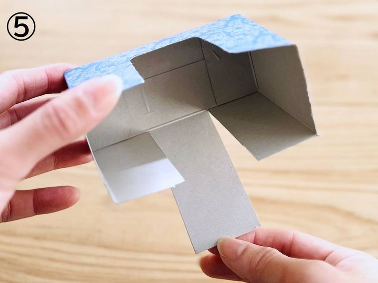 箱ティッシュの空箱に切り込みを入れた様子