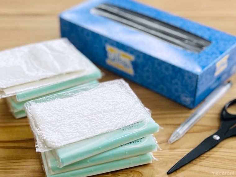 ポケットティッシュ、箱ティッシュの空箱、ボールペン、ハサミ