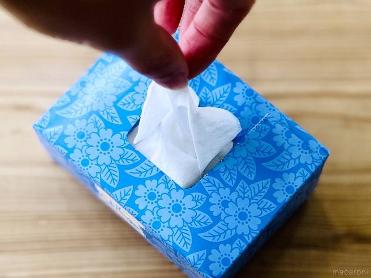 箱ティッシュからティッシュを引き出している様子