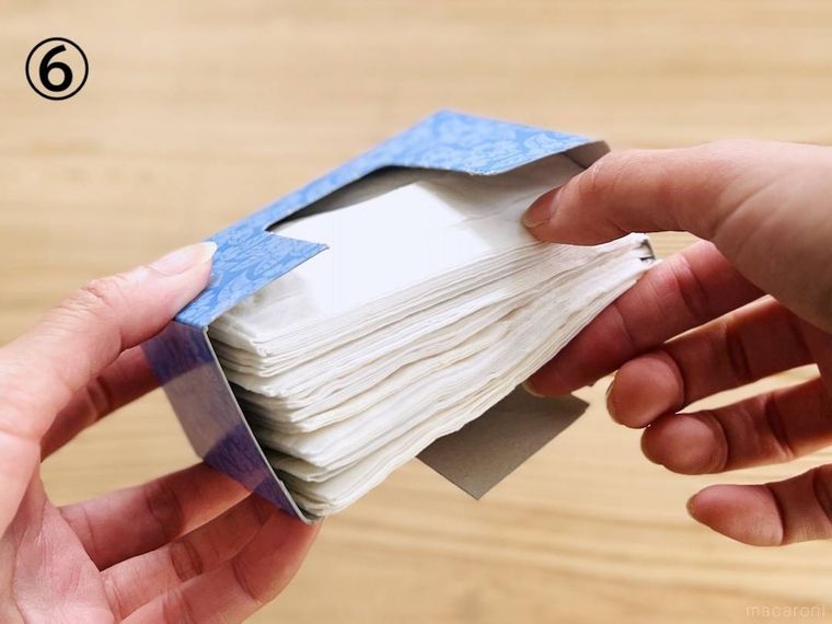 箱ティッシュの空箱にポケットティッシュを入れている様子