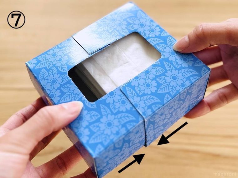 箱ティッシュの空箱でポケットティッシュのケースを作っている様子