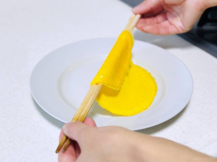 薄焼き卵を皿に取り出している様子