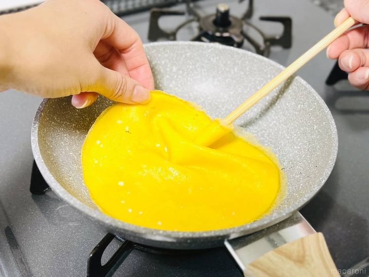 薄焼き卵を裏返そうとしている様子