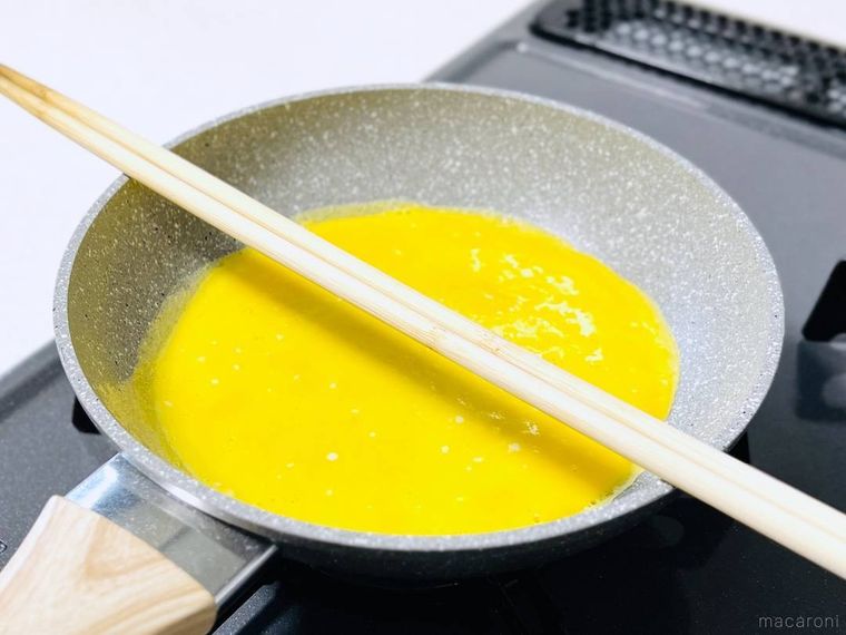 薄焼き卵を焼いたフライパンに菜箸を置いた様子