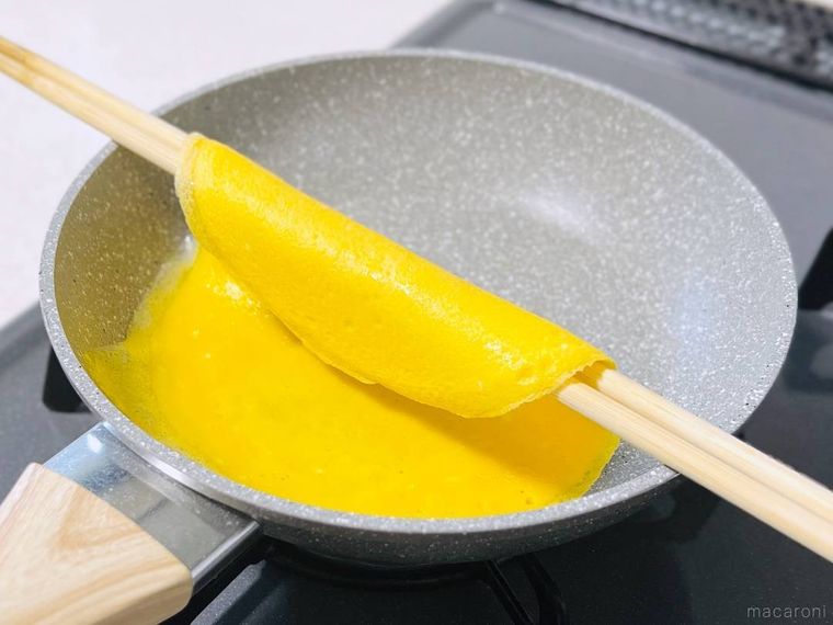薄焼き卵を菜箸にかけた様子