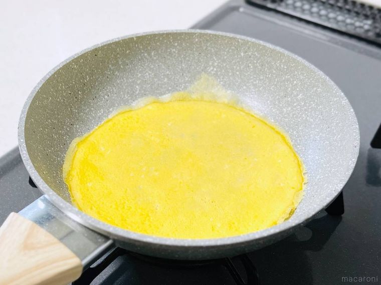 薄焼き卵を焼いている様子