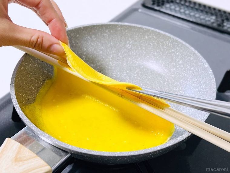 薄焼き卵を菜箸にかけている様子
