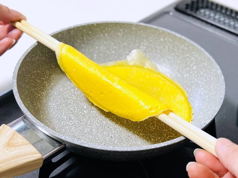 薄焼き卵を菜箸で裏返している様子