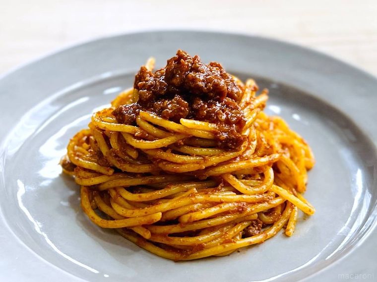 ボロネーゼパスタを灰色の皿に盛り付けた様子