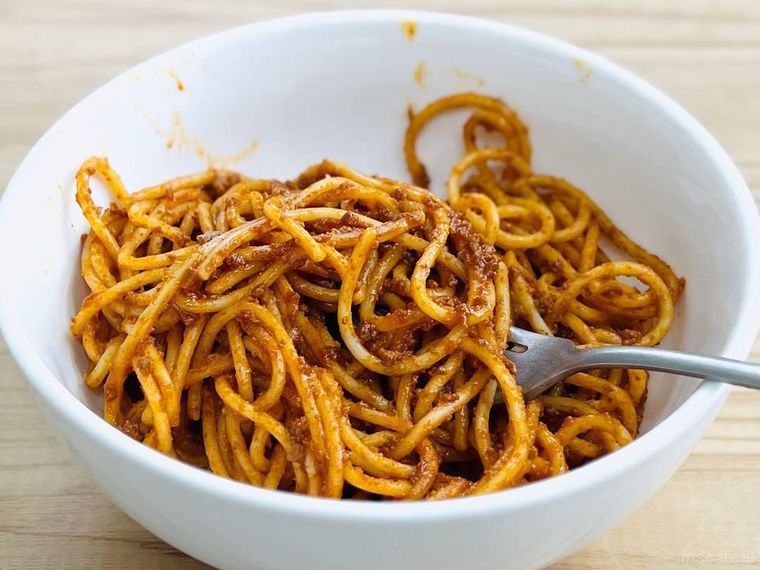 白い器に盛られたボロネーゼパスタ