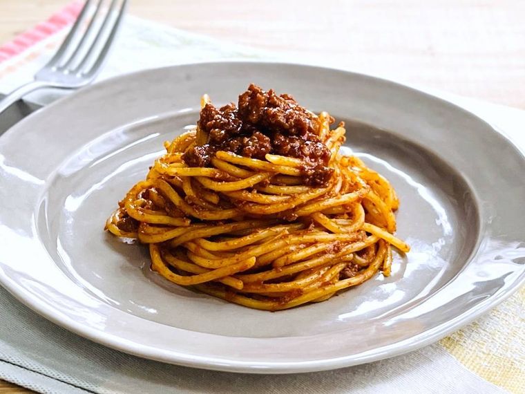 ボロネーゼパスタを灰色の皿に盛り付けた様子