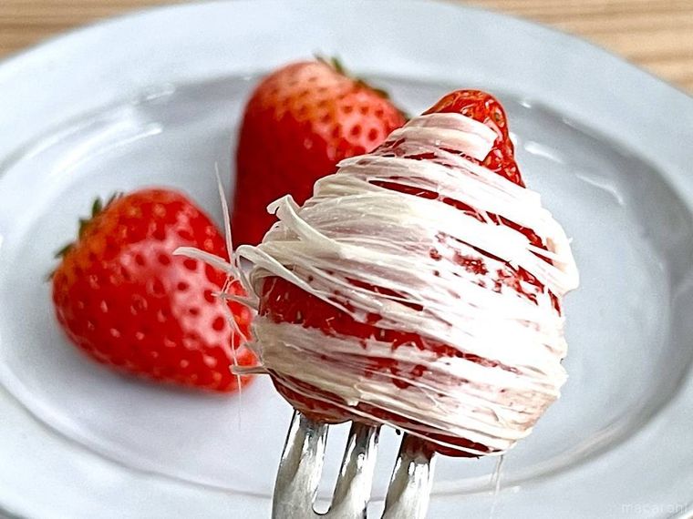 いちごに溶かしたマシュマロを絡めた様子