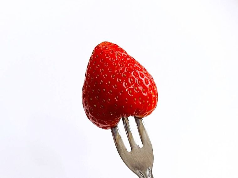 いちごにフォークを刺した様子