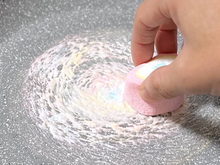 マシュマロを熱したフライパンにこすりつけている様子