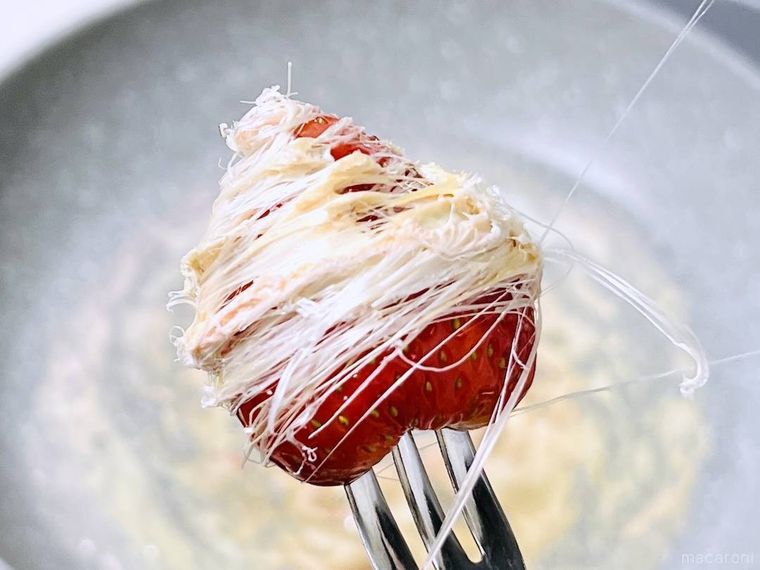 いちごに溶かしたマシュマロを絡めた様子