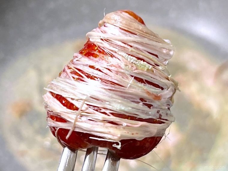 いちごに溶かしたマシュマロを絡めた様子