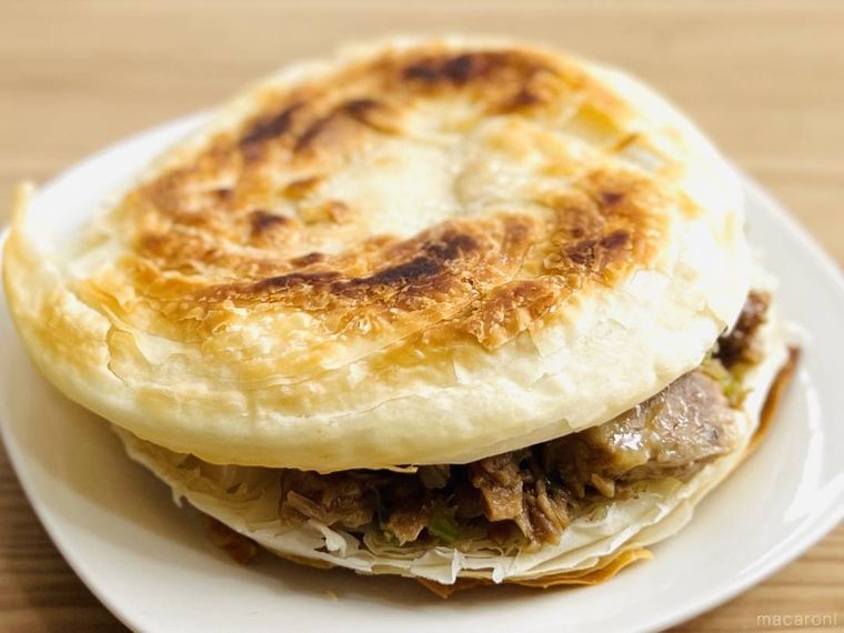 白い皿に業務スーパーのロオジャーモーを盛り付けた様子