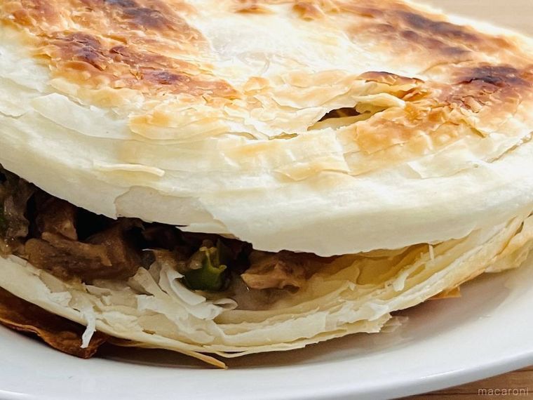 白い皿に業務スーパーのロオジャーモーを盛り付けた様子