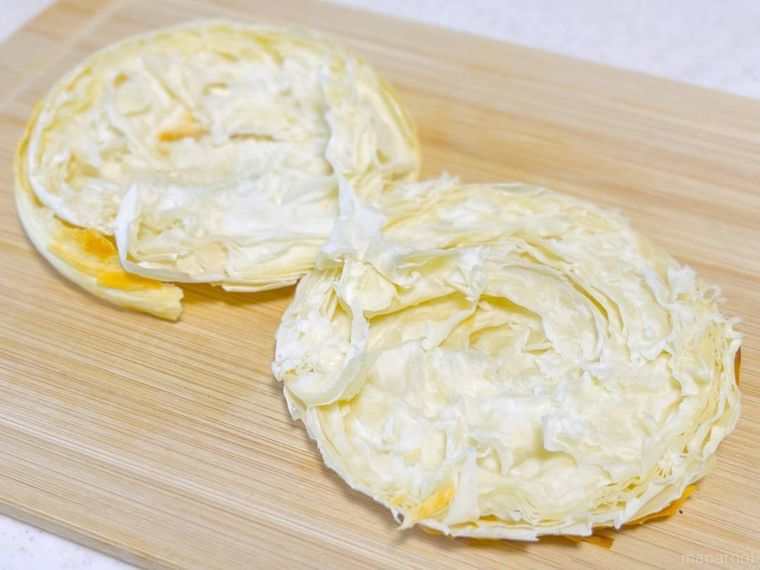 ロオジャーモーの生地を半分に切った様子